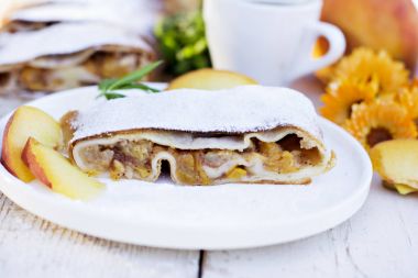 Şeftali ve elma ile Strudel