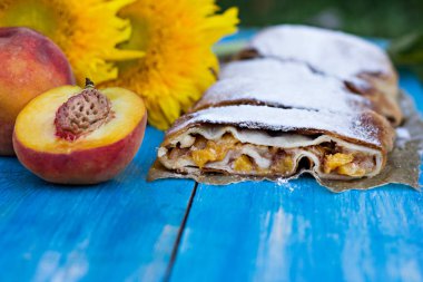 Şeftali ve elma ile Strudel