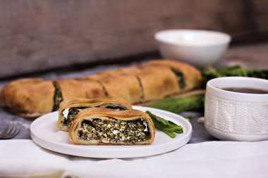 Pasta veya strudel ıspanak ve beyaz peynir ile