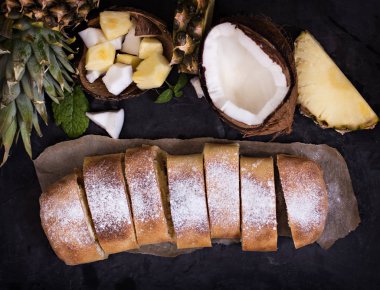 Pasta, meyveli turta, peynir ve egzotik meyve ile pasta-ananas, Hindistan cevizi, kireç ile