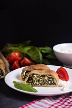 Pasta veya strudel ıspanak, domates, beyaz peynir ile