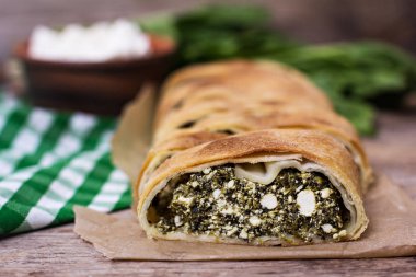 Pasta veya strudel ıspanak ve beyaz peynir ile
