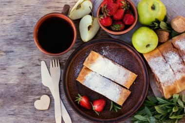 Elma ve çilek ile meyveli turta. Pasta elma ve çilek, yaz pasta ile. Doğa odaya yaz.