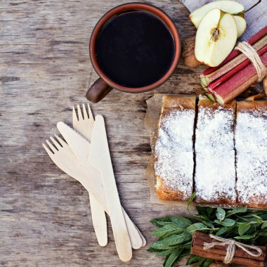 Elma, Ravent ve nane ile meyveli turta. Yaz pastası. Gıda niteliğine.