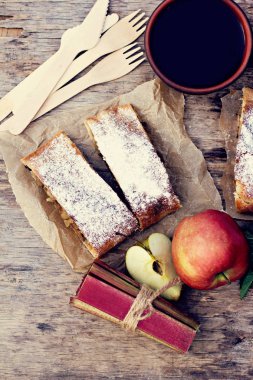 Elma, Ravent ve nane ile meyveli turta. Yaz pastası. Gıda niteliğine.