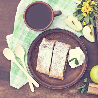Elma ve çilek ile meyveli turta. Pasta elma veya klasik elma strudel, yaz pasta ile. Doğa odaya yaz.