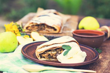 Elma, Ravent ve nane ile meyveli turta. Yaz pastası. Gıda niteliğine.