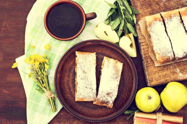 Elma, Ravent ve nane ile meyveli turta. Yaz pastası. Gıda niteliğine.