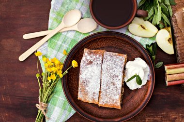 Elma, Ravent ve nane ile meyveli turta. Yaz pastası. Gıda niteliğine.