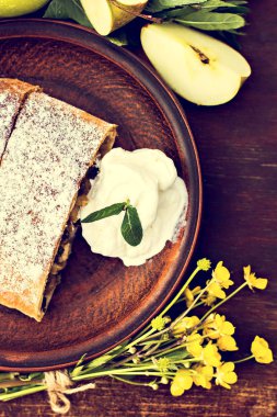 Elma ve çilek ile meyveli turta. Pasta elma veya klasik elma strudel, yaz pasta ile. Doğa odaya yaz.