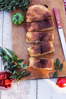 Peynir ve kurutulmuş domates ile meyveli turta. Akşam yemeği için sofrayı. Öğle Yemeği. Ev yapımı pasta, turta ve aperatifler, sebze, meyve, peynir.