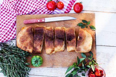 Peynir ve kurutulmuş domates ile meyveli turta. Akşam yemeği için sofrayı. Öğle Yemeği. Ev yapımı pasta, turta ve aperatifler, sebze, meyve, peynir.