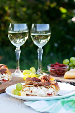 Peynir ve kurutulmuş domates ile meyveli turta. Akşam yemeği için sofrayı. Öğle Yemeği. Ev yapımı pasta, turta ve aperatifler, sebze, meyve, peynir.