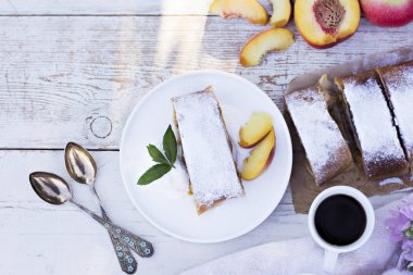 Şeftali ve elma ile Strudel