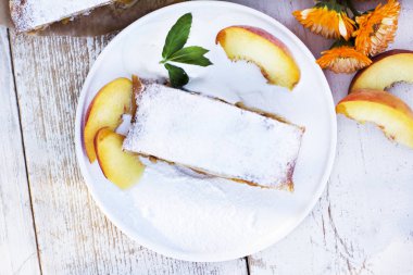 Şeftali ve elma ile Strudel