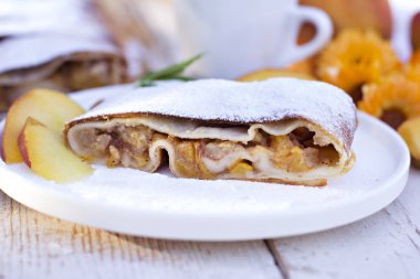 Şeftali ve elma ile Strudel