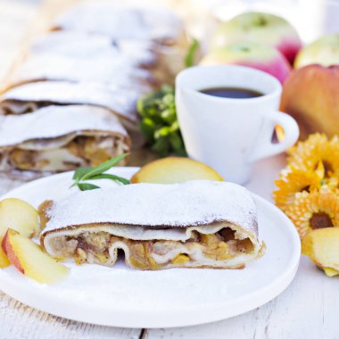 Şeftali ve elma ile Strudel