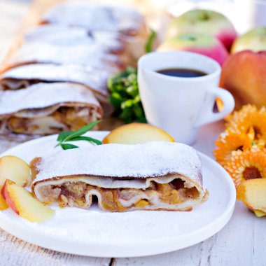 Şeftali ve elma ile Strudel