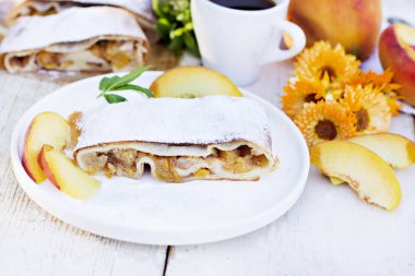 Şeftali ve elma ile Strudel