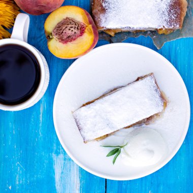 Şeftali ve elma ile Strudel