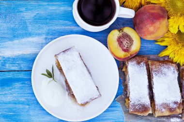 Şeftali ve elma ile Strudel