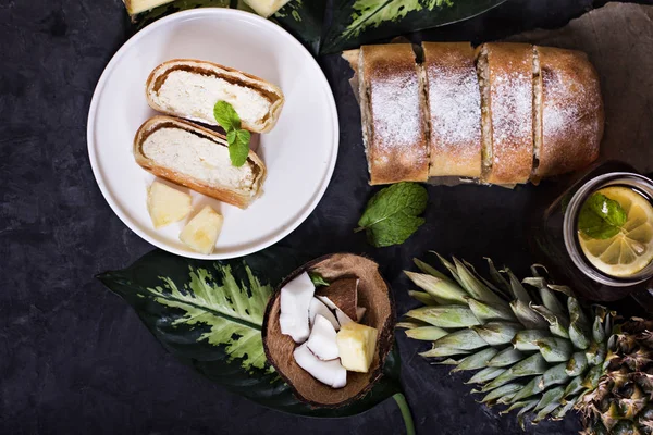 Torta Strudel Bolo Com Queijo Frutas Exóticas Com Abacaxi Coco — Fotografia de Stock