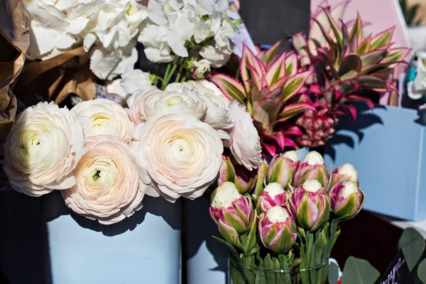 ラナンキュラス 美しい花 キンポウゲの花束 フラワー ショップ 花博覧会 市場の棚 — ストック写真