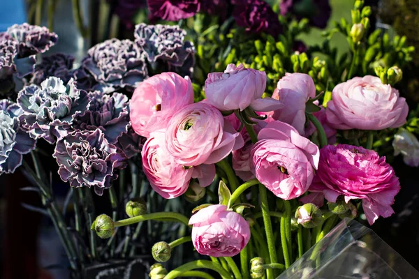 Mazzo Fiori Colorati Rose Nel Negozio Fiori Vetrina Del Mercato — Foto Stock