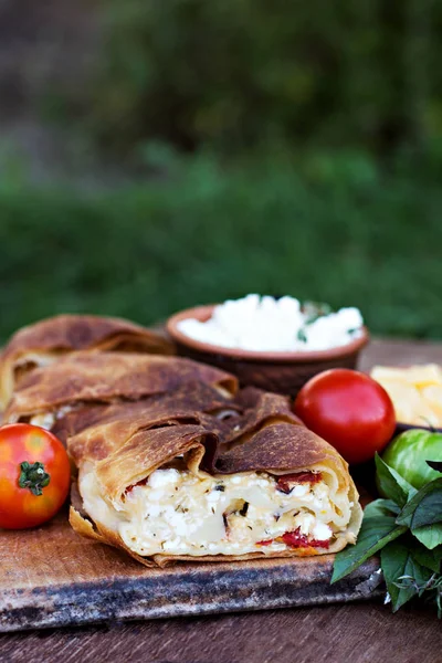 卷配奶酪和晒干的番茄 表设置为晚餐 自家做的饼 馅饼和小吃 — 图库照片