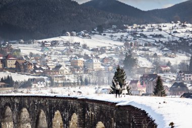 Kış yürüyüşüne çıkmış bir çift sevgili. kış aşkı hikayesi. 