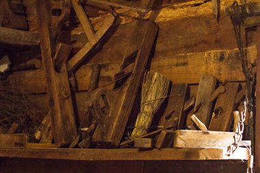 Bir ayakkabıcının çalışma odasında antika aletler.