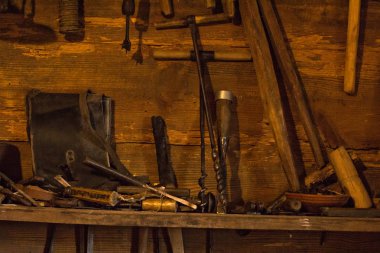 Bir ayakkabıcının çalışma odasında antika aletler.