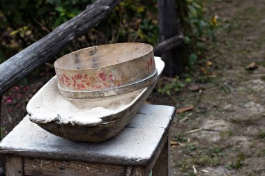 Eski bir kırsal evde eski bir ahşap yalak. Ukrayna Köyü.