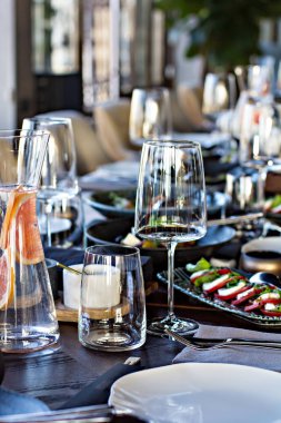 Güzel ve pahalı bir restoranda yemek masası servis ettim.