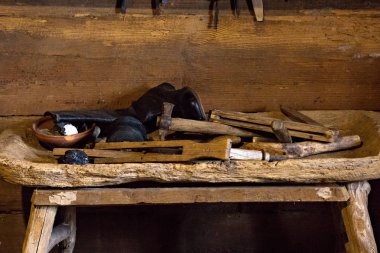 Bir ayakkabıcının çalışma odasında antika aletler.