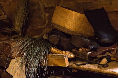 Bir ayakkabıcının çalışma odasında antika aletler.