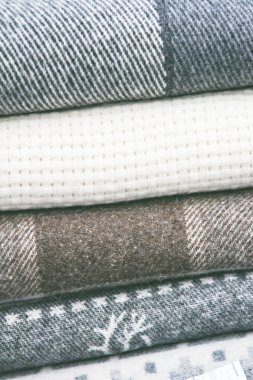 Bir yığın sıcak yün atkı. Kış konforu, kış ilhamı, durgun hayat