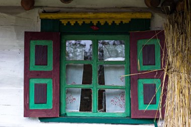 Kırsal bir evde panjurlu bir pencere. Ukrayna Köyü.