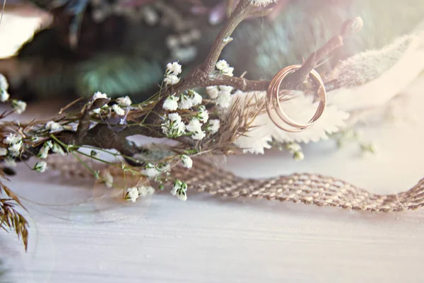 Обручальные кольца, свадебные аксессуары в деревенском стиле. Приглашение, венок невесты . — стоковое фото