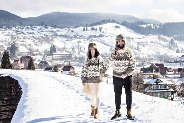 Un par de amantes en un paseo de invierno. historia de amor de invierno . —  Fotos de Stock