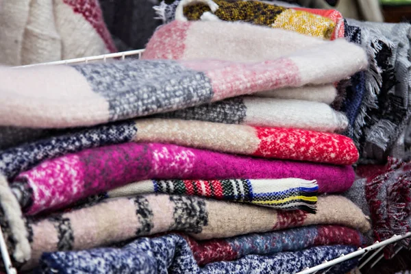 Un tas de foulards en laine chaude. confort hivernal, inspiration hivernale, nature morte — Photo