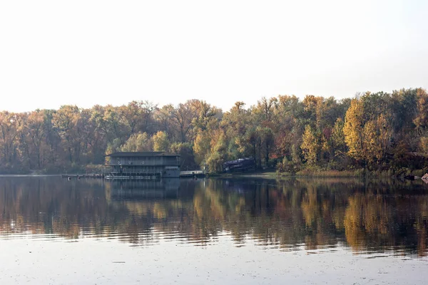 Podzimní krajina u řeky — Stock fotografie