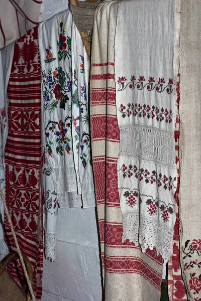 Symbol und altes Handtuch in einem alten Bauernhaus. ukrainisches Dorf. — Stockfoto