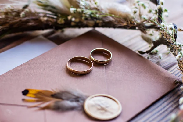 Svatební prsteny, svatební doplňky v rustikálním stylu. pozvání, věnec nevěsty. — Stock fotografie