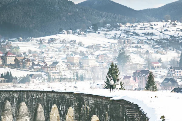 Ein Liebespaar auf einer Winterwanderung. Winter-Liebesgeschichte. — Stockfoto