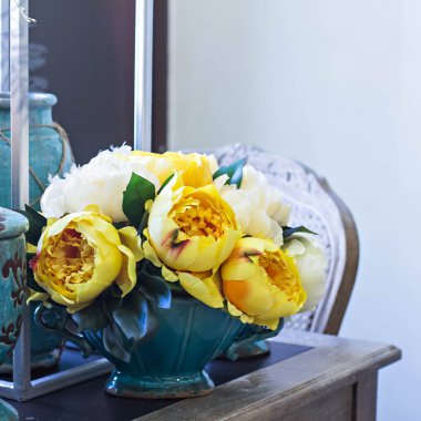 Vazodaki sarı ve beyaz şakayıklar. Güzel buket.