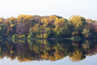 Nehir kenarındaki sonbahar manzarası