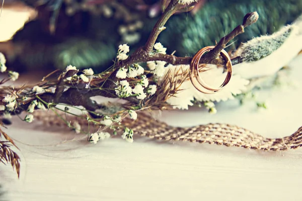 Anéis de casamento, acessórios de casamento em estilo rústico. convite, coroa de flores da noiva . — Fotografia de Stock