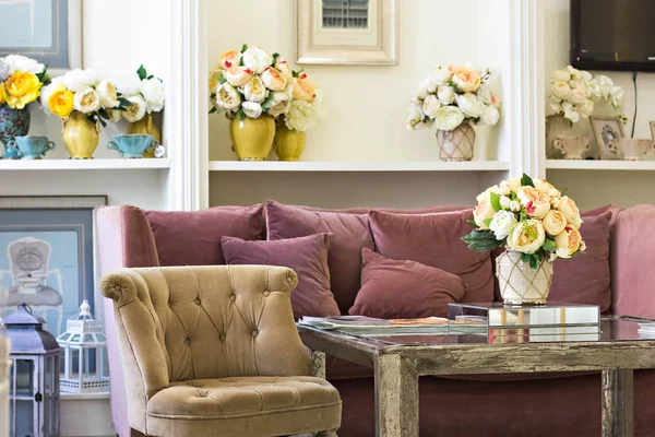 Beautiful elegant living room with classic furniture — Stock Photo, Image