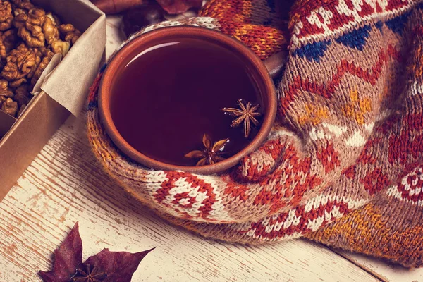 Fragrant tea with anise and warm cozy sweater, autumn atmosphere, comfort — Stock Photo, Image